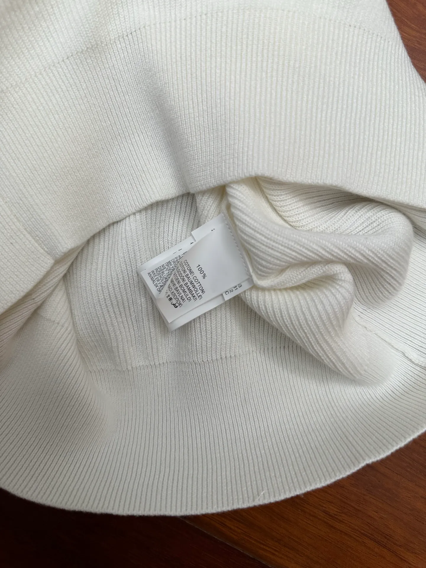 16:1 replica Cream White texture knitted Polo shirt. The counter has the same 1:1 reproduction. The cream white tone is matched with the delicate pitted texture, which is clean and high-end. Breathable knitted fabric is selected, it is skin-friendly, soft and waxy, draped and stylish and not easy to wrinkle. The lapel + two-button design is neat and exquisite, with brand details hidden in the neckline. The shape is slim and not tight, suitable for many scenes, and can easily create a simple gentleman's style. size:44-46-48-50-52